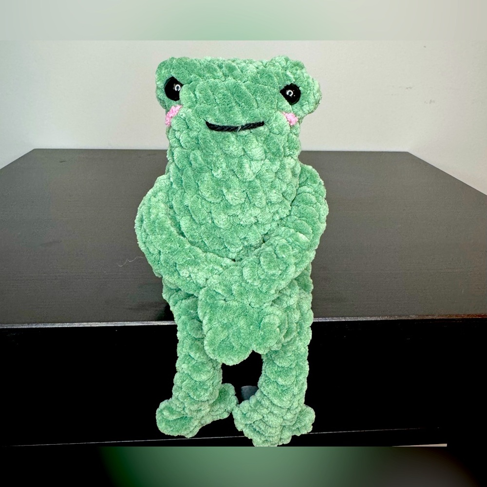 Leggy frog 🐸 
Hand crafted 
Hand crocheted